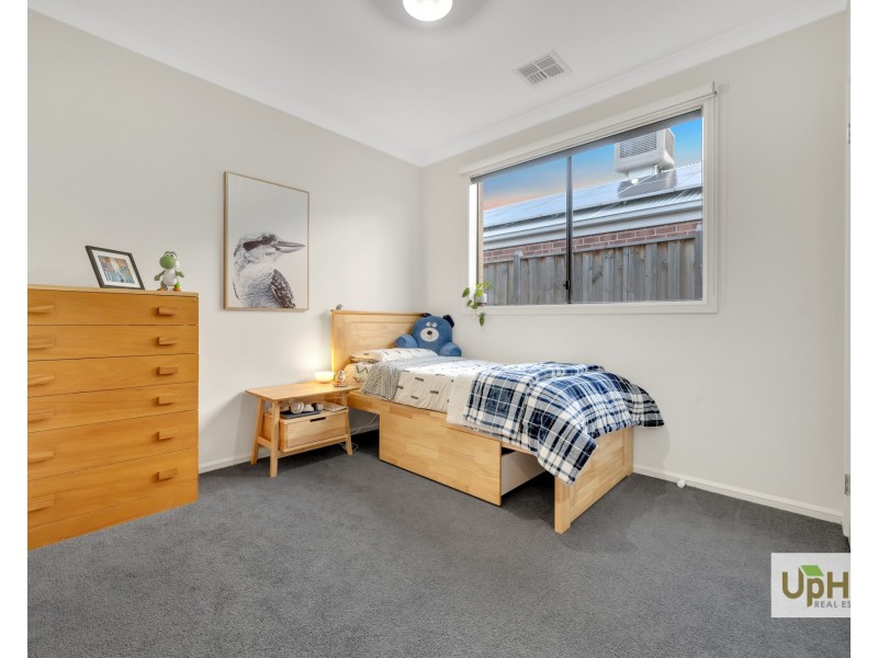 8 Elsey Way, Clyde North VIC 3978