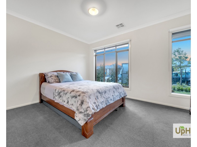8 Elsey Way, Clyde North VIC 3978