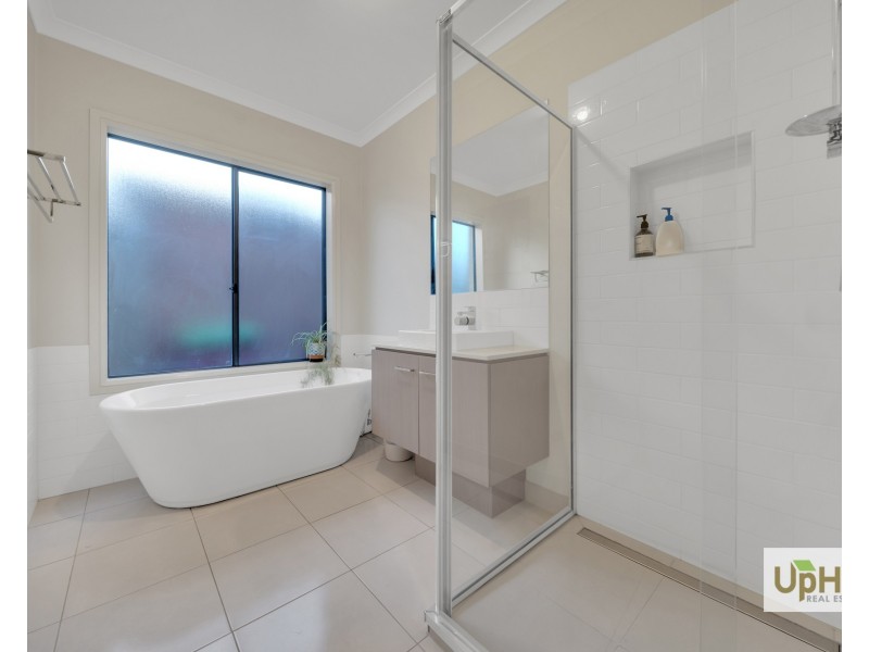 8 Elsey Way, Clyde North VIC 3978