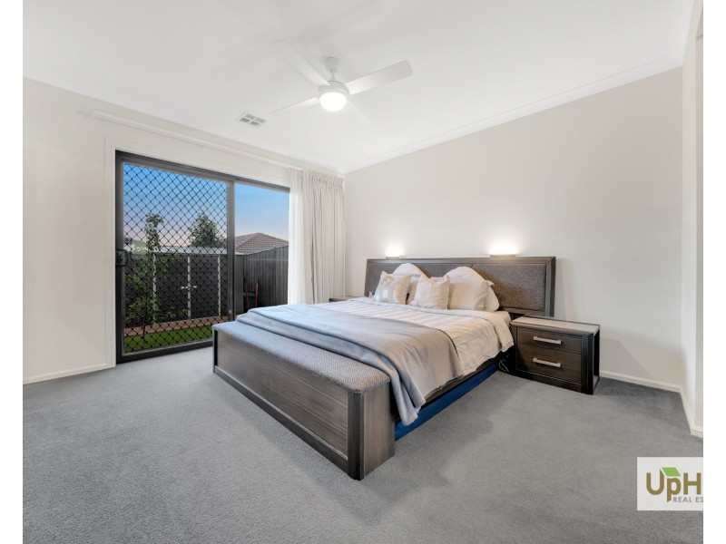 8 Elsey Way, Clyde North VIC 3978
