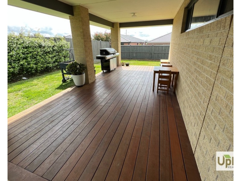 8 Elsey Way, Clyde North VIC 3978