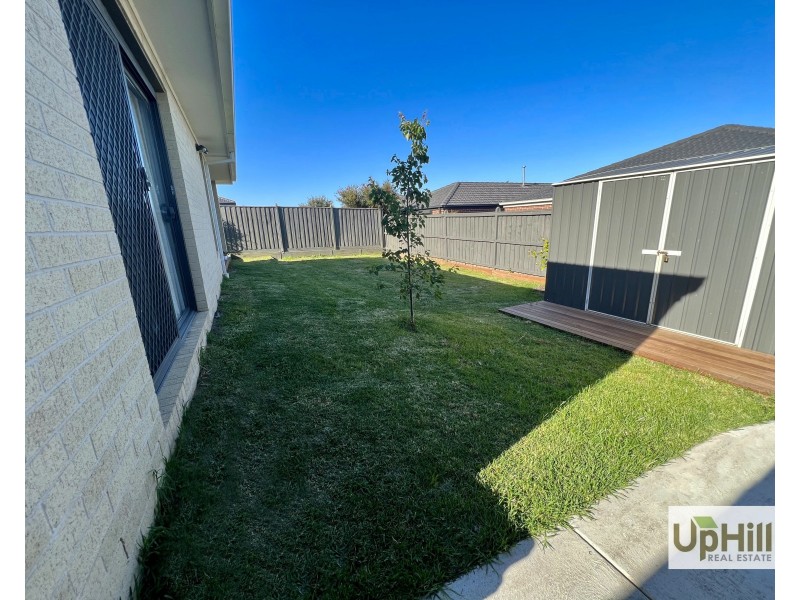 8 Elsey Way, Clyde North VIC 3978