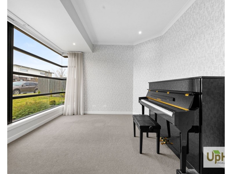 3 Bellhaven Circuit, Clyde North VIC 3978