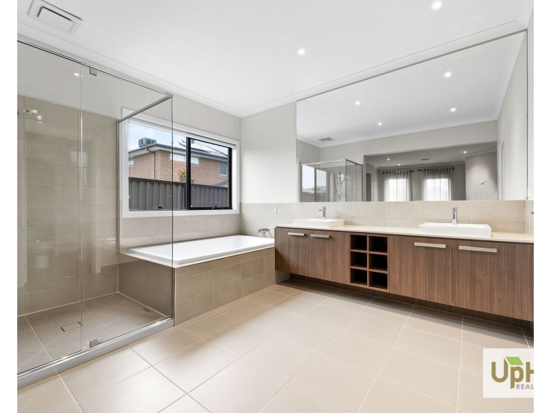 3 Bellhaven Circuit, Clyde North VIC 3978