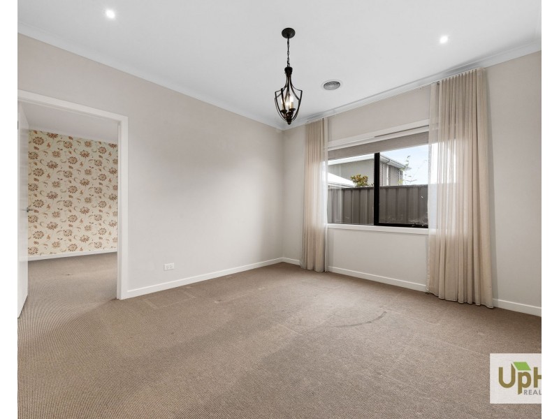 3 Bellhaven Circuit, Clyde North VIC 3978