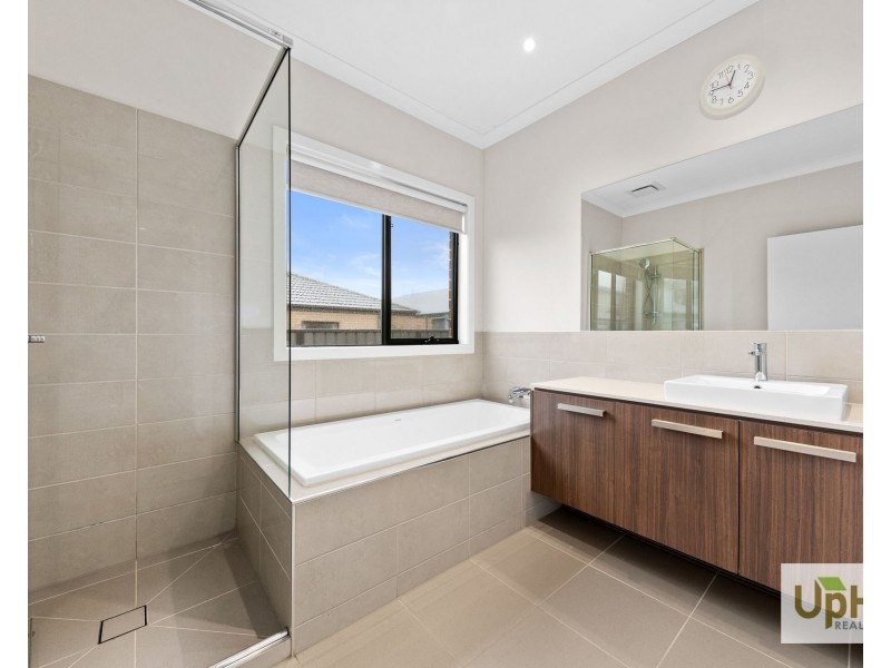 3 Bellhaven Circuit, Clyde North VIC 3978