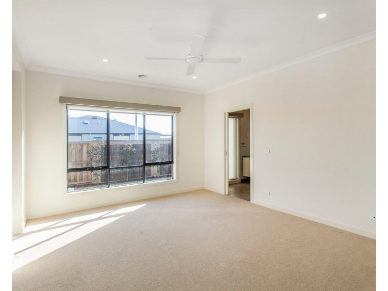 43 Cottongrass Avenue, Clyde North VIC 3978