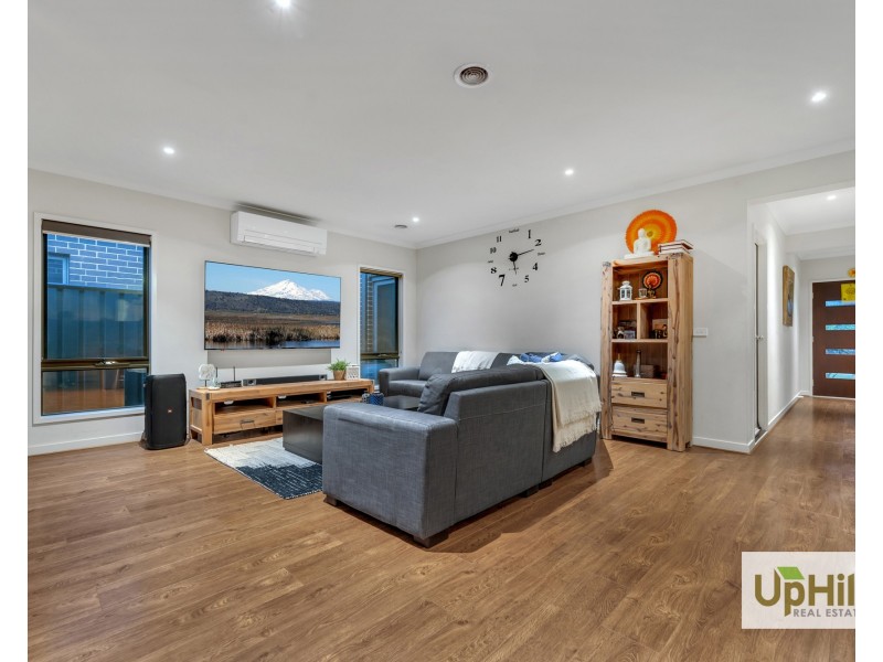 19 Yearling Crescent, Clyde North VIC 3978