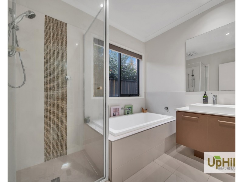 19 Yearling Crescent, Clyde North VIC 3978