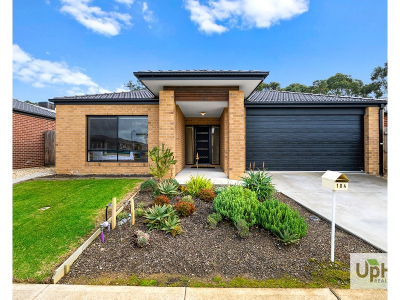 104 Fiorelli Boulevard, Cranbourne East VIC 3977
