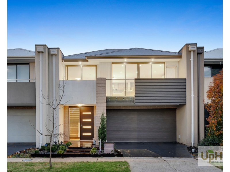 18 Revelwood Way, Clyde North VIC 3978