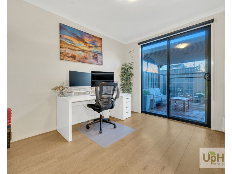 18 Revelwood Way, Clyde North VIC 3978