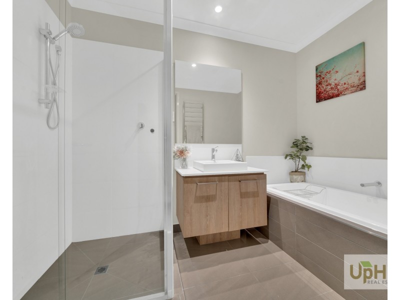 18 Revelwood Way, Clyde North VIC 3978