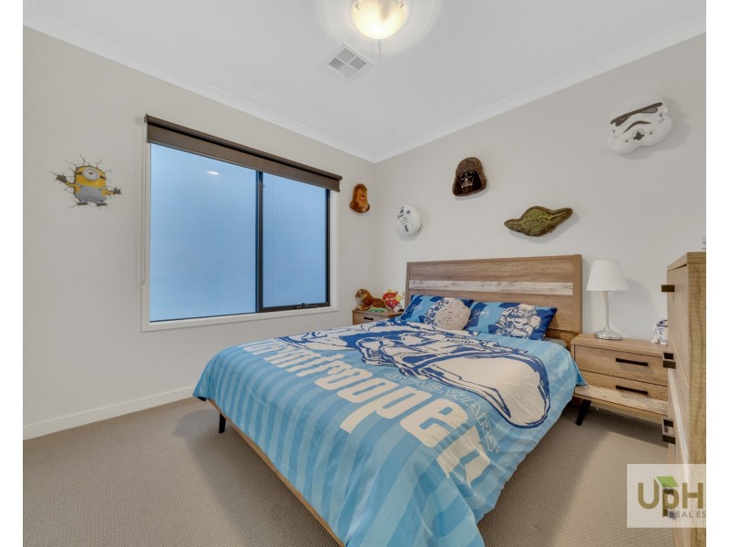 18 Revelwood Way, Clyde North VIC 3978