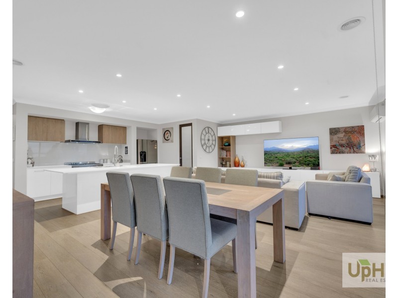 18 Revelwood Way, Clyde North VIC 3978