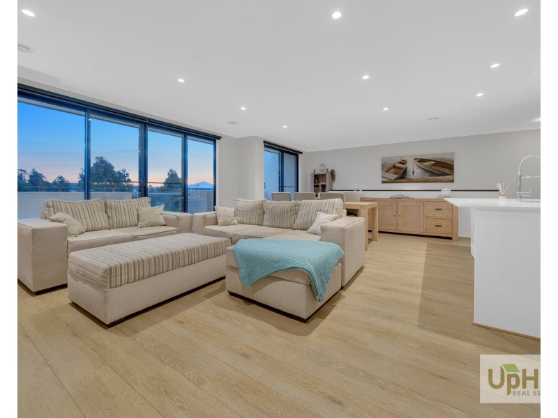 18 Revelwood Way, Clyde North VIC 3978