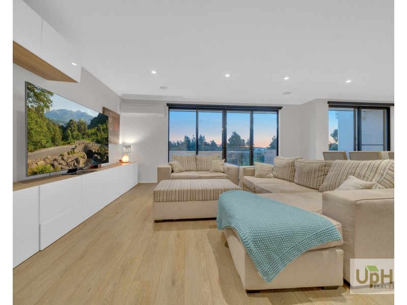 18 Revelwood Way, Clyde North VIC 3978