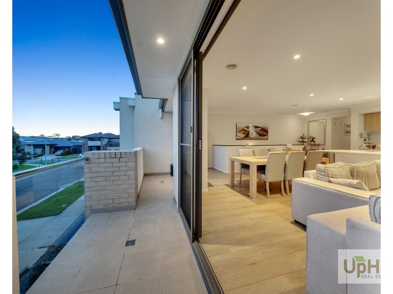 18 Revelwood Way, Clyde North VIC 3978