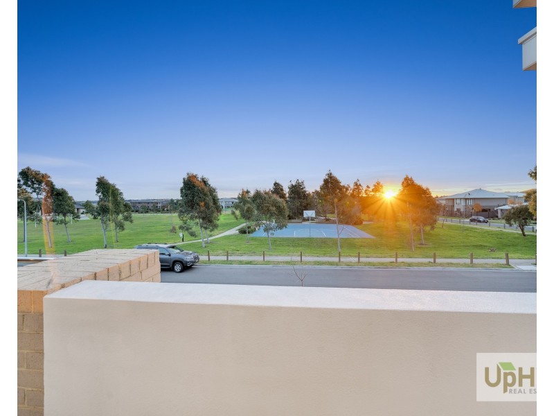 18 Revelwood Way, Clyde North VIC 3978