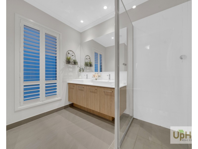 18 Revelwood Way, Clyde North VIC 3978