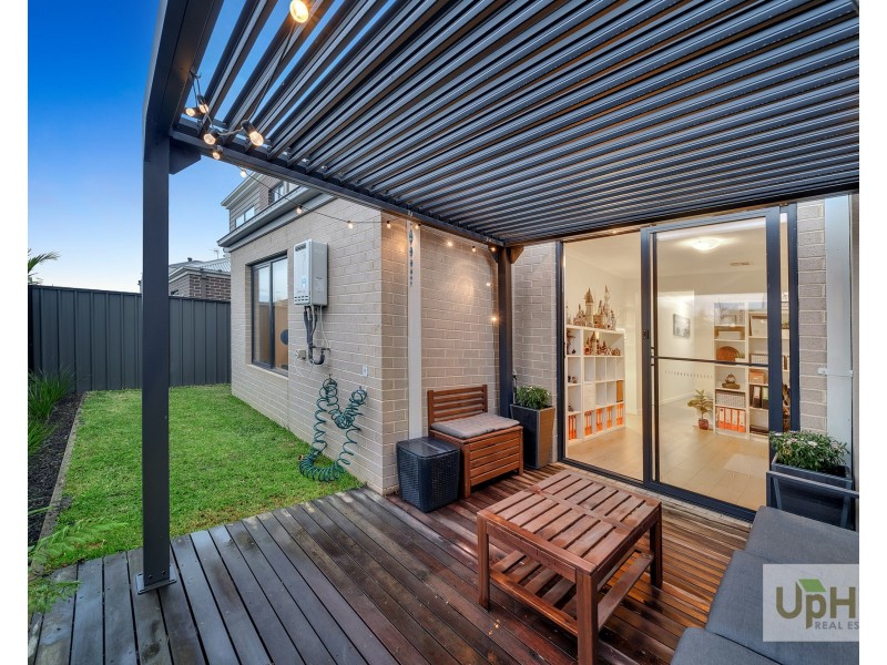 18 Revelwood Way, Clyde North VIC 3978