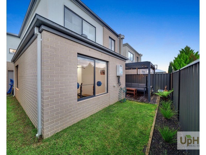 18 Revelwood Way, Clyde North VIC 3978