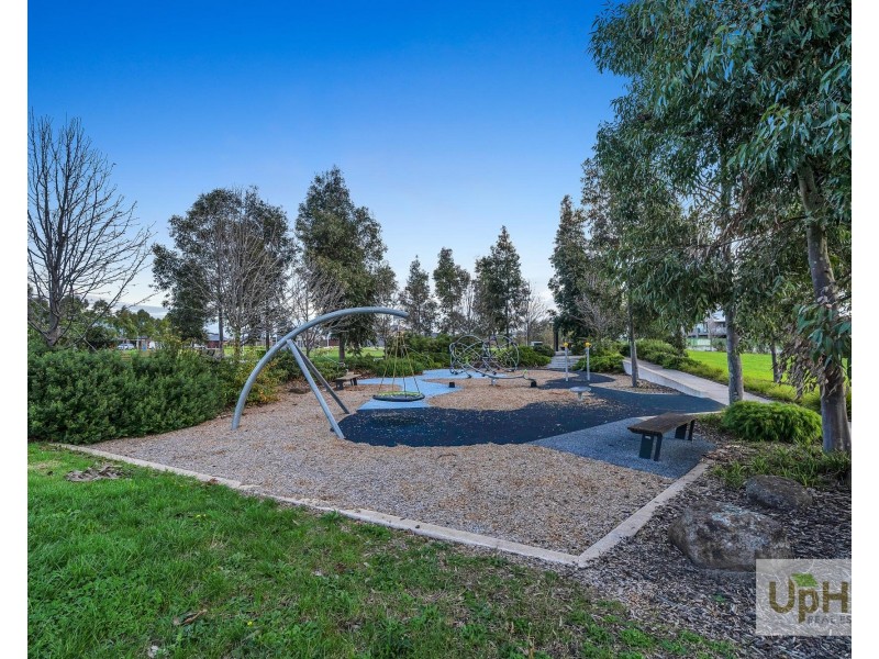 18 Revelwood Way, Clyde North VIC 3978