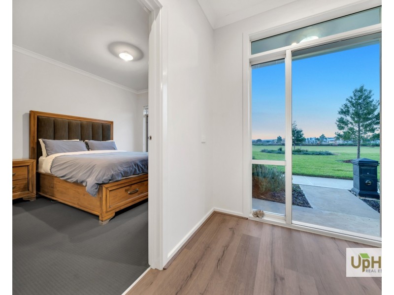 8 Corbin Walk, Officer South VIC 3809