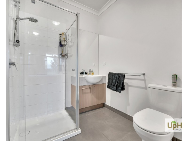 8 Corbin Walk, Officer South VIC 3809