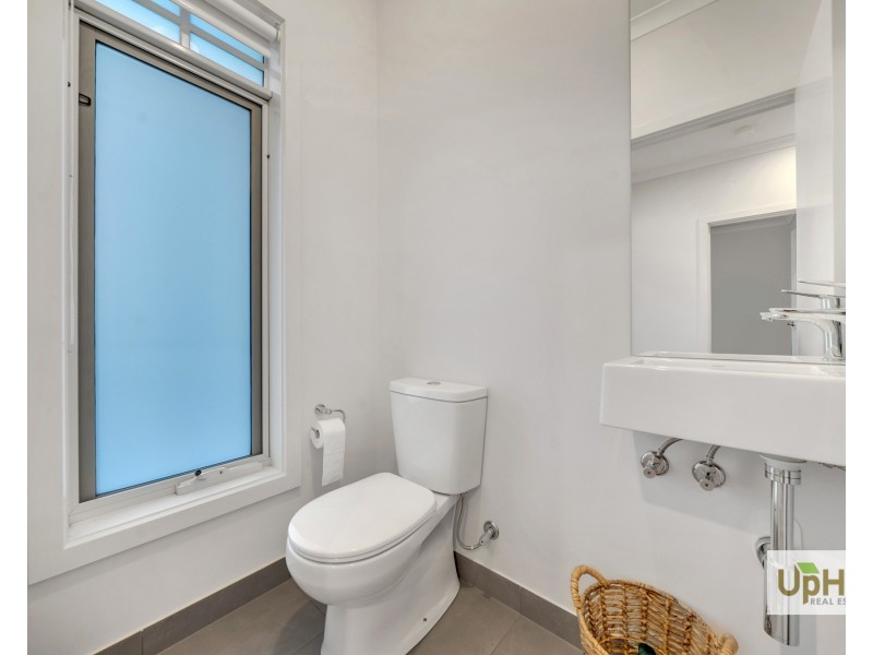 8 Corbin Walk, Officer South VIC 3809