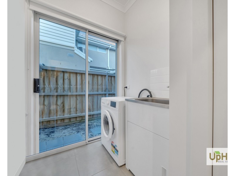 8 Corbin Walk, Officer South VIC 3809