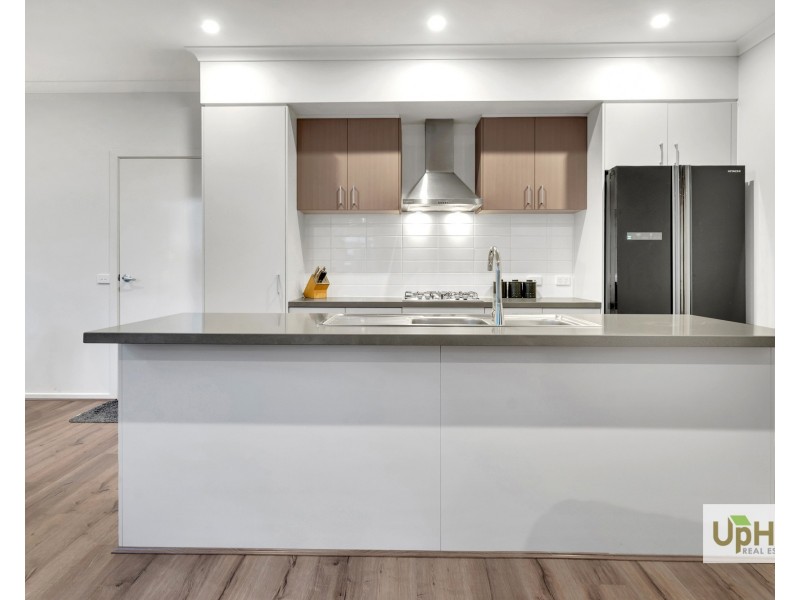 8 Corbin Walk, Officer South VIC 3809