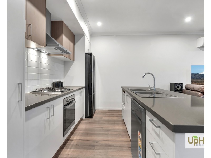 8 Corbin Walk, Officer South VIC 3809