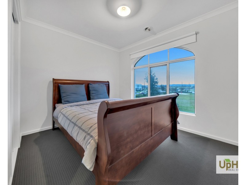 8 Corbin Walk, Officer South VIC 3809