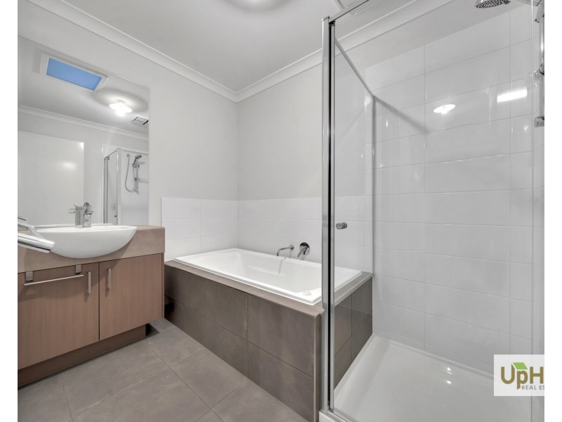 8 Corbin Walk, Officer South VIC 3809