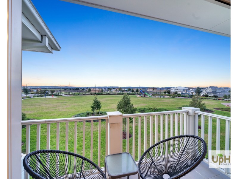 8 Corbin Walk, Officer South VIC 3809