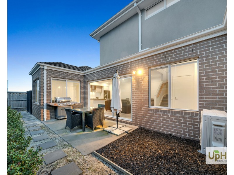 8 Corbin Walk, Officer South VIC 3809
