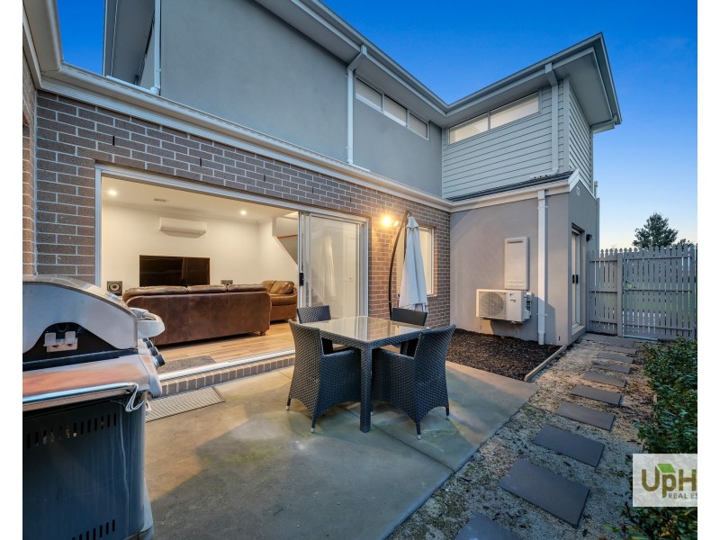 8 Corbin Walk, Officer South VIC 3809