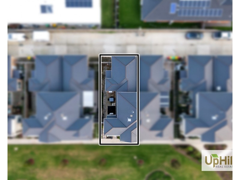 8 Corbin Walk, Officer South VIC 3809