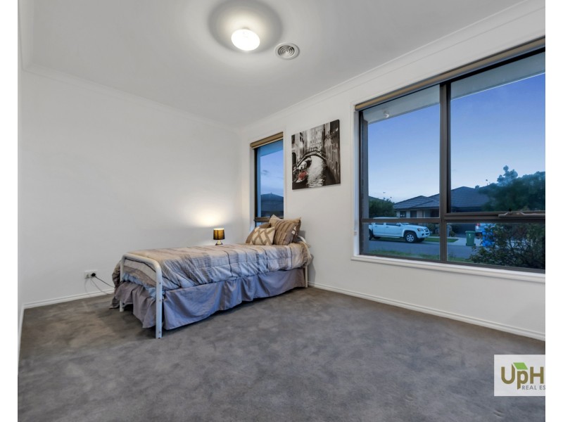 6 Roskopp Avenue, Clyde North VIC 3978