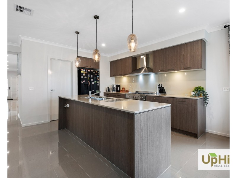 42 Vielo Circuit, Clyde North VIC 3978