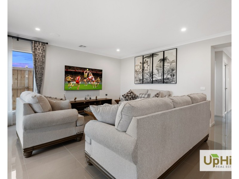 42 Vielo Circuit, Clyde North VIC 3978