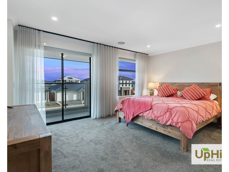 42 Vielo Circuit, Clyde North VIC 3978