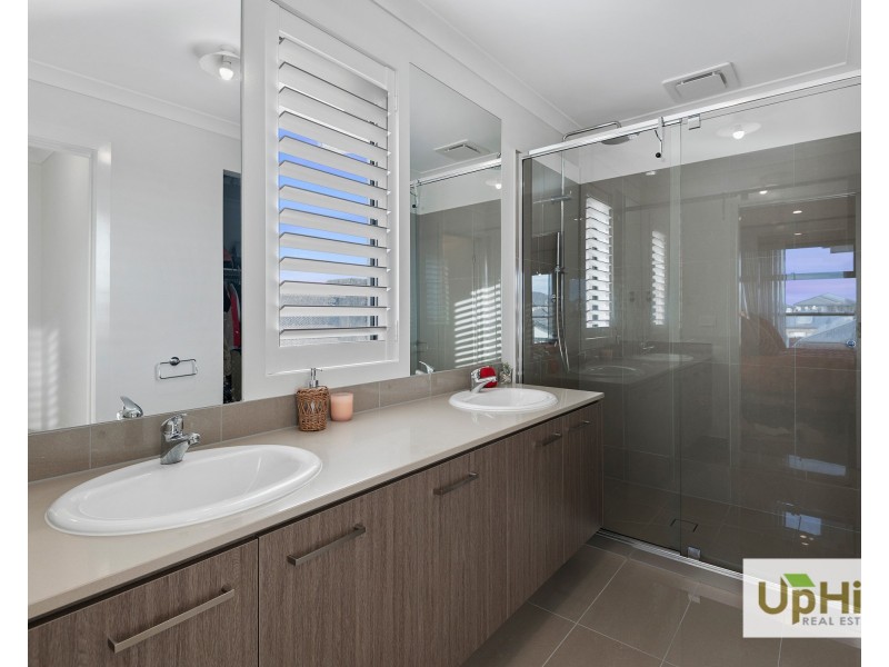 42 Vielo Circuit, Clyde North VIC 3978