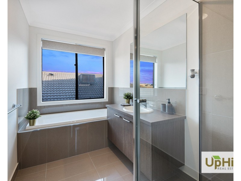 42 Vielo Circuit, Clyde North VIC 3978