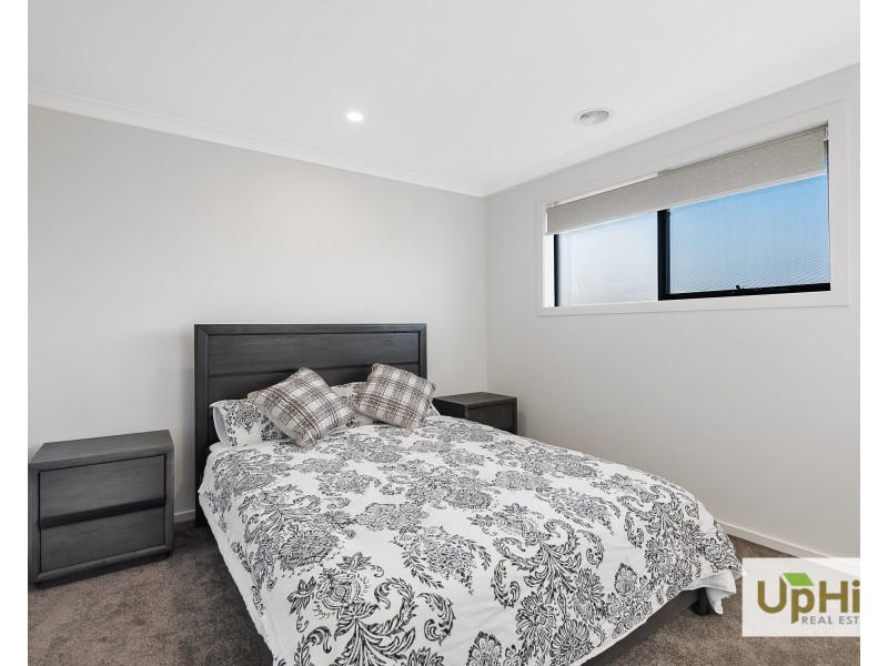 42 Vielo Circuit, Clyde North VIC 3978