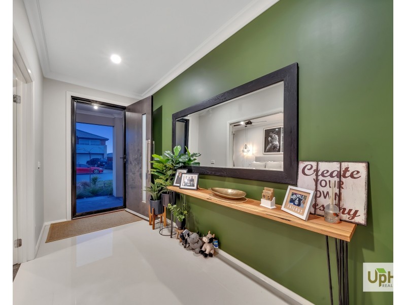 8 Clovis Ave, Clyde North VIC 3978