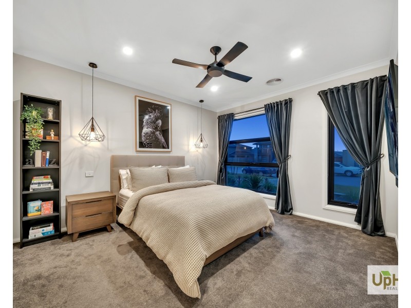 8 Clovis Ave, Clyde North VIC 3978