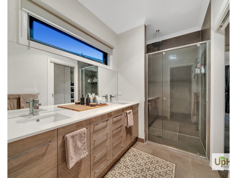 8 Clovis Ave, Clyde North VIC 3978