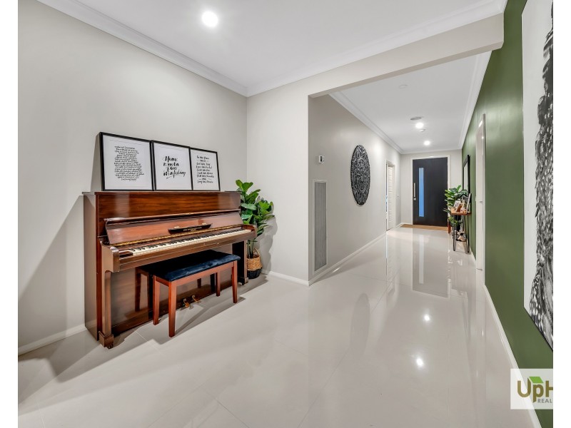 8 Clovis Ave, Clyde North VIC 3978